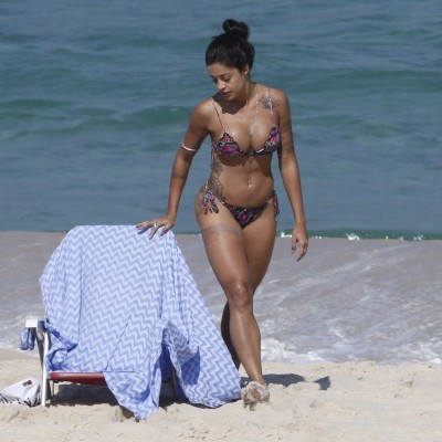 Aline Riscado flagrada na praia de biquíni