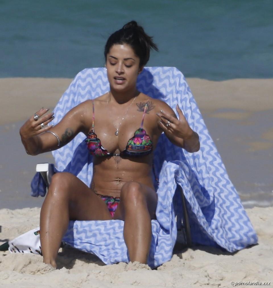 Aline Riscado flagrada na praia de biquíni - Foto 167970