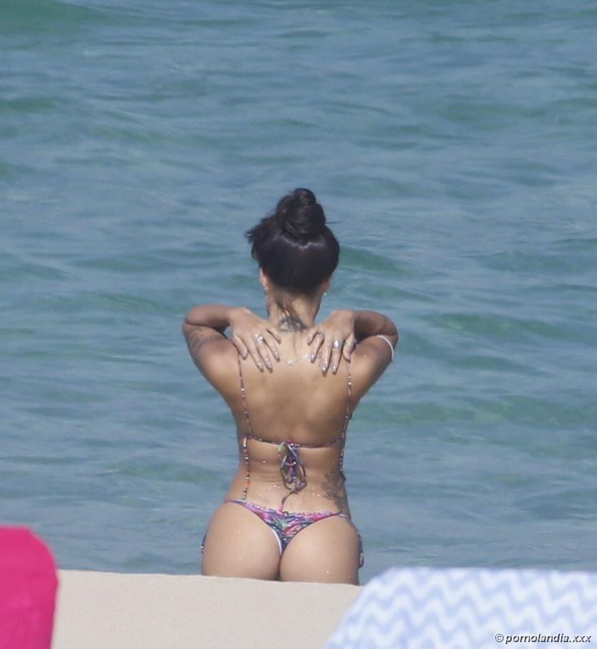 Aline Riscado flagrada na praia de biquíni - Foto 167977