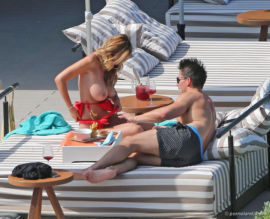 Gostosa flagrada fazendo topless - Foto 208144
