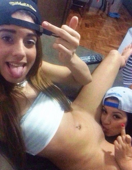 Amigas bebendo e brincando de safadeza cairam na net - Foto 8841