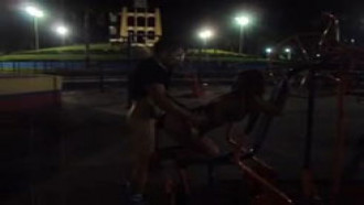 Sexo na praça em publico de madrugada