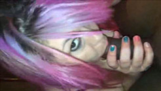 Emo novinha chupando o pau do negão