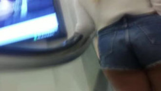 Flagra novinha com shortinho socado no shopping