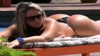 Loira gostosa Brasileira se bronzeando
