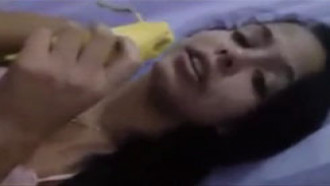 Novinha ensinando fazer boquete bom com banana