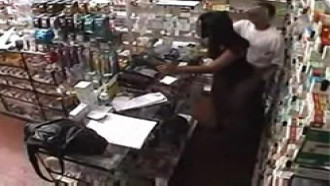 Flagra sexo na farmacia a noite