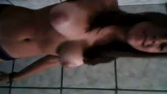 Morena tirando a roupa peitinhos gostosinhos