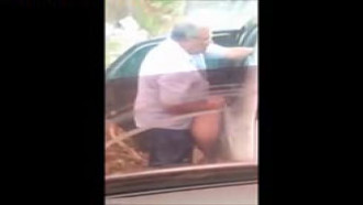 Velho estacionou pra comer uma bundinha e foi flagrado