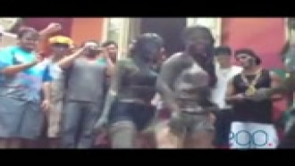 Carol Portaluppi dançando funk em trote de faculdade