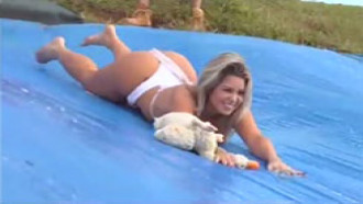 A loira cavalona Karoline Schwonke mostrando o pacotão no Afogando o Ganso.