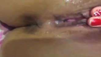 Ninfetinha gozando na siririca via xvideos