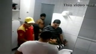 Safada na suruba no banheiro do posto de gasolina