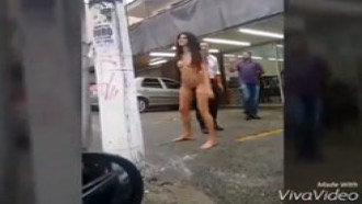 Flagra mulher ficou pelada em frente a igreja