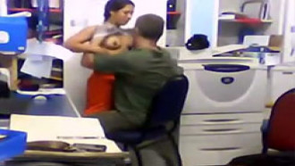 Tentando ar o rodo na faxineira safada