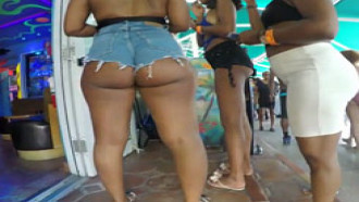 Flagrou gostosas de shortinho curto perto da praia