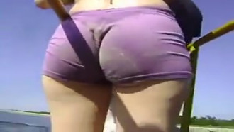 Bunduda de shortinho socado no rabo