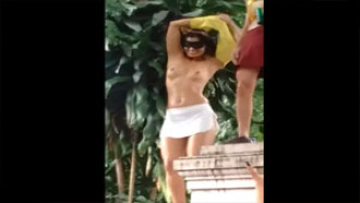 Novinha gostosinha faz a festa da cuecada no carnaval de Bh