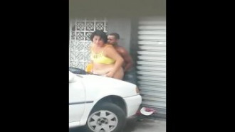 Flagra coroa gordinha fodendo na rua com jovem safado