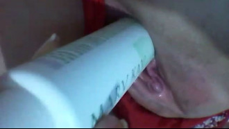 Tocando siririca com desodorante
