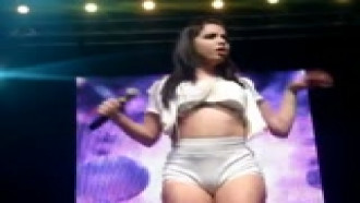 Anitta em show com short socado na buceta