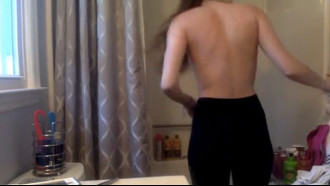 Ninfeta filmada escondida tomando banho
