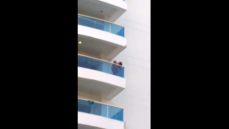 Casal fudendo na sacada do prédio