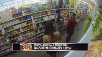 Gostosa de saia curta pede ajuda e causa confusão