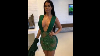 Gostosa peituda de vestido decotado
