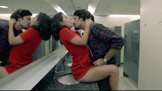 Clarice Falcão contracenando fazendo sexo na TV