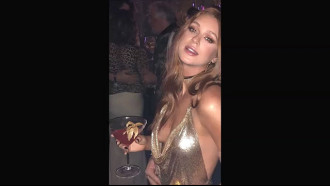 Marina Ruy Barbosa de vestido decotado em festa