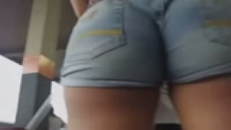 Novinha bunduda na fila com shortinho curto e socado no flagra