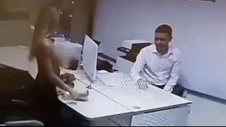 Loira flagrada mostrando peitos para tentar arrumar emprego