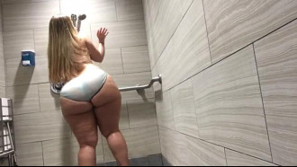 Novinha gordinha tem uma bunda deliciosa