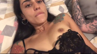 Melando cuzinho da morena sem camisinha