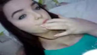 Novinha dos olhos azuis da buceta rosinha e fechadinha caiu na net