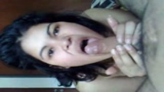 Simone em um boquete completo amador caiu na net