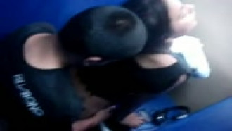 Casal fodendo em cabine de lan house foram filmados no flagra