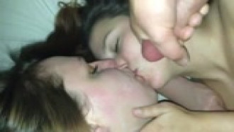 Gozando na cara de duas novinhas se beijando