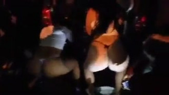 Putinhas em Salvador dançando so de calcinha em carro de som no meio da rua